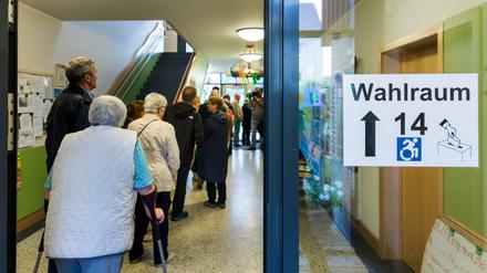 Wähler stehen am Sonntag in Schwerin (Mecklenburg-Vorpommern) bei der Landtagswahl vor einem Wahllokal in einer Schlange an.