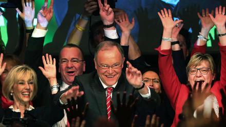 Jubelnde Sozialdemokraten: Niedersachsens Ministerpräsident Stephan Weil (Mitte) und Mitstreiter 
