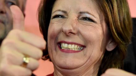 Daumen hoch: Die rheinland-pfälzische Ministerpräsidentin Malu Dreyer (SPD) lacht am Sonntag nach Bekanntwerden ihres Wahlsieges im Abgeordnetenhaus in Mainz.