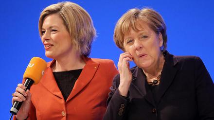 Bundeskanzlerin Angela Merkel (CDU, r) und die rheinland-pfälzische CDU Landesvorsitzende Julia Klöckner (l). 
