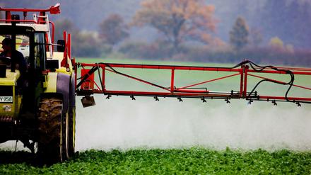 Ein Landwirt versprüht auf einem Feld im brandenburgischen Sieversdorf (Oder-Spree) ein Pestizid. Große Felder, strukturlose Landschaften und Pestizide setzen der Artenvielfalt in der Agrarlandschaft zu.
