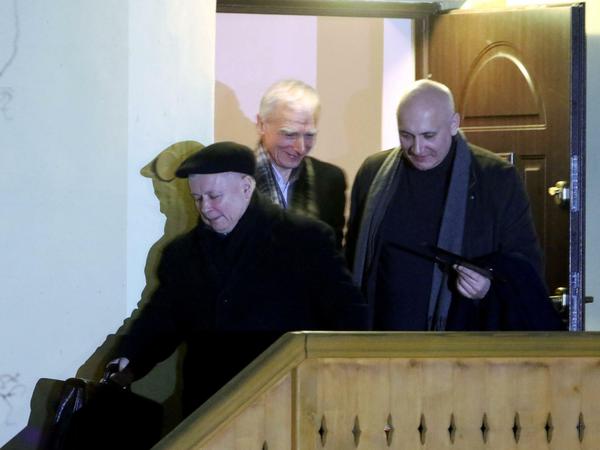 Jaroslaw Kaczynski (links) verlässt nach seinem Treffen mit dem ungarischen Premierminister Viktor Orban ein Gästehaus in Südpolen. 