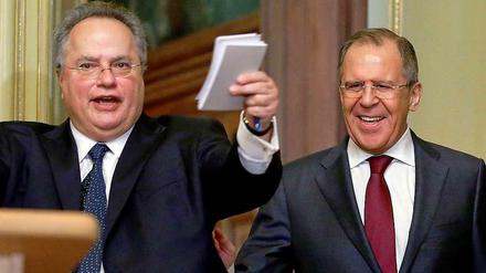 Der russische Außenminister Sergei Lawrow (r.) und sein griechischer Kollege Nikos Kotzias in Mosckau.