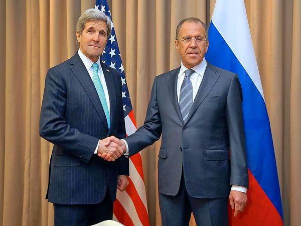 Der russische Außenminister Sergej Lawrow mit seinem US-Kollegen John Kerry.