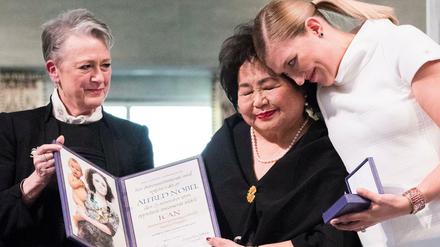 Die Vorsitzende des Nobelpreiskomitees Berit Reiss-Andersen (v.l.n.r.) übergibt den Preis an die Hiroshima-Überlebende Setsuko Thurlow und Ican-Direktorin Beatrice Fihn. 