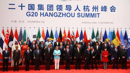 G20-Gipfel hat begonnen: Auf dem Gruppenfoto lächeln sie über die Spannungen hinweg. 