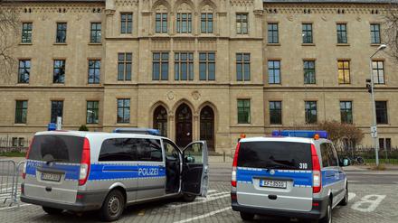 Polizei vor einem Gericht in Erfurt.