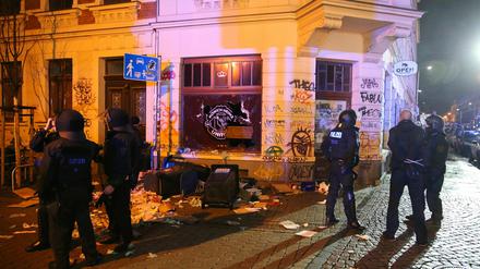 Rund 250 vermummte Hooligans haben Leipziger Stadtteil Connewitz randaliert. 