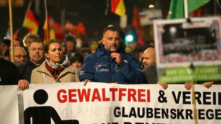 Der Chef des islamfeindlichen Pegida-Bündnisses, Lutz Bachmann (M) und Tatjana Festerling (l) von Pegida, marschieren bei einer Kundgebung des ebenfalls islamfeindlichen Legida-Bündnisses am 07.03.2016 in Leipzig (Sachsen). 