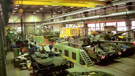 An Leopard 2-Panzern wird in einer Werkshalle der Rheinmetall DeTec AG in Unterlüß gearbeitet.