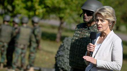 Auf Verteidigungsministerin von der Leyen wartet am Montag der Prüfbericht zu ihren Rüstungsprojekten.