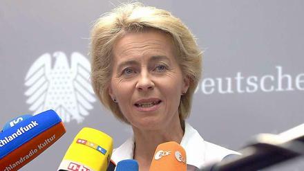 Ministerin Ursula von der Leyen verspricht in jedes Mikrofon - mehr Transparenz.