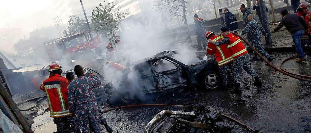 Durch eine Autobombe sind in Beirut mindestens fünf Menschen ums Leben gekommen.