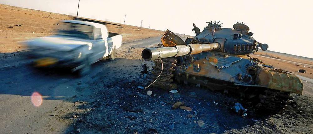Ein zerstörter Panzer der Regierungstruppen bei Brega: Die Kämpfe um die strategisch wichtige Hafenstadt dauern an.