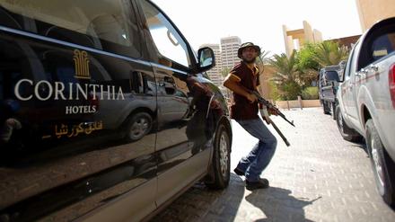 Dieses Foto zeigt einen bewaffneten Rebellen auf dem Gelände des Corinthia Hotels.