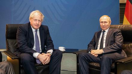 Der britische Premierminister Johnson (l) trifft sich am Rande der Libyen-Konferenz mit dem russischen Präsidenten Putin.