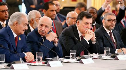 Besucher der Konferenz in Paris (v.l.n.r.): Chalifa Haftar, Generalstabschef von Libyen, Aguila Saleh Issa, Präsident des Repräsentantenhauses von Libyen, Fajis al-Sarradsch, Premierminister von Libyen, und Khaled Mechri, Präsident des Hohen Staatsrats.