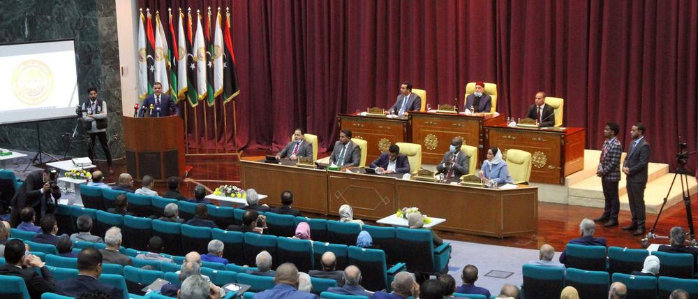 Der neue libyische Premierminister Abdul Hamid Dbeibah (l.) stellt im Repräsentantenhaus in Sirte sein neues Kabinett vor. 