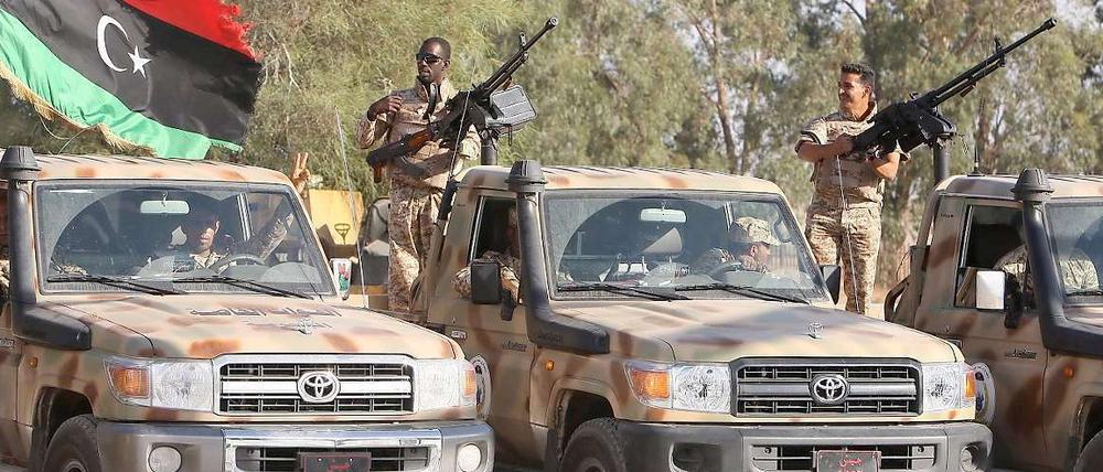 Libysche Regierungstruppen auf dem Weg zu der umkämpften Stadt Bani Walid