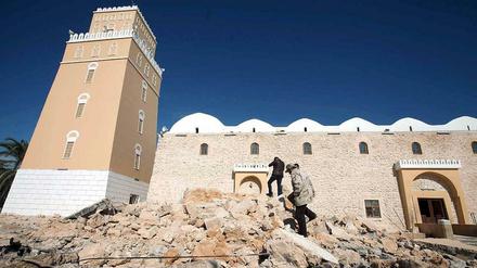 Die Sicherheitslage in Libyen ist kritisch. Immer wieder kommt es zu Terroranschlägen wie beispielsweise am 27. November 2013 auf eine Moschee in Tajura am Stadtrand von Tripolis.