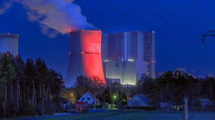 Alarmstufe Rot: Aus Protest haben Kohlefreunde das Vattenfall-Kraftwerk Schwarze Pumpe am Freitagabend rot angestrahlt. 