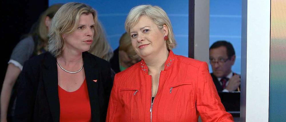 Auf dem Weg zum Kommunismus? Linken-Chefin gesine Lötzsch mit der Bremer Spitzenkandidatin der Linken Kristina Vogt.