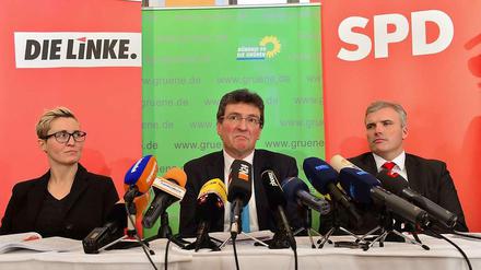 Die Parteivorsitzende der Linken, Susanne Hennig-Wellsow (l-r), Grünen-Chef Dieter Lauinger und SPD-Chef Andreas Bausewein bei der Vorstellung des Koalitionsvertrags. 
