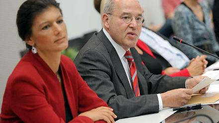 Fraktionschef Gregor Gysi, Stellvertreterin Sahra Wagenknecht bei Linksfraktionssitzung im Reichstag