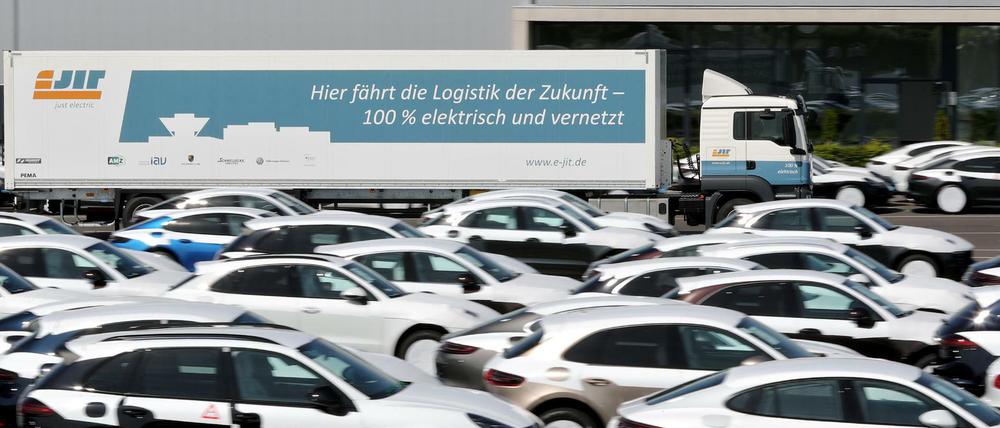 Lkw unter Strom: Ein vollelektrischer 40-Tonner auf dem Werksgelände von Porsche in Leipzig.