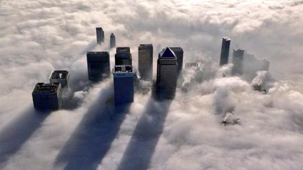 Ein von der Metropolitan Police zur Verfügung gestelltes Luftbild vom 11.12.2013 zeigt die aus dem Nebel ragenden Wolkenkratzer von London, Großbritannien.
