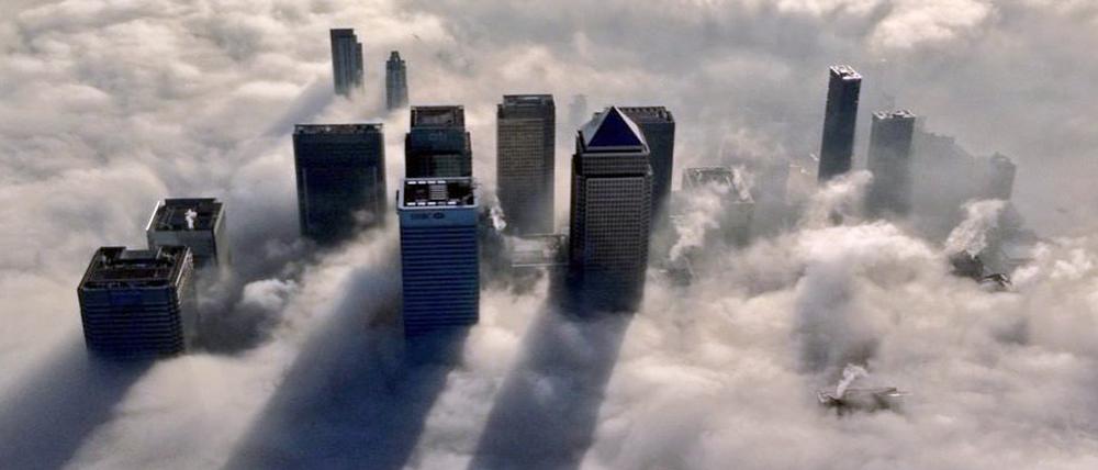 Ein von der Metropolitan Police zur Verfügung gestelltes Luftbild vom 11.12.2013 zeigt die aus dem Nebel ragenden Wolkenkratzer von London, Großbritannien.