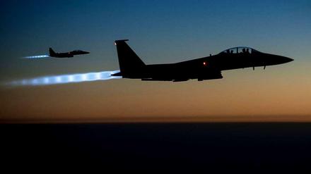 Zwei amerikanische "Air Force F-15E Strike Eagle" auf dem Weg zum Gegner.