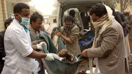 Helfer in der jemenitischen Provinz Saada bergen ein Opfer der Luftangriffe.