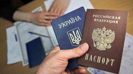 In besetzten Gebieten wurden russische Pässe verteilt. Die Aktion dient dem Erhalt der russischen Staatsbürgerschaft.