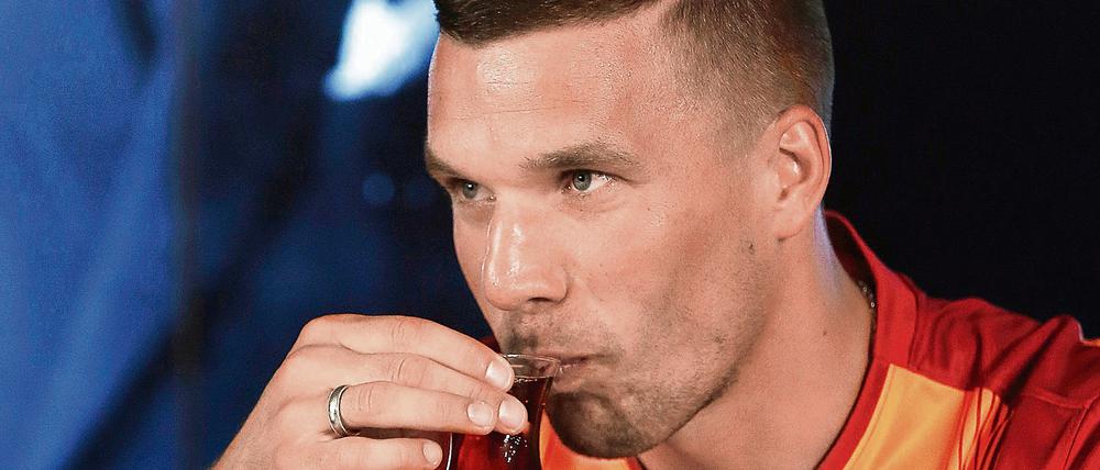Abwarten und Teetrinken. Lukas Podolski und seine Mannschaft dürfen am Sonntag wegen Terror-Gefahr nicht spielen.