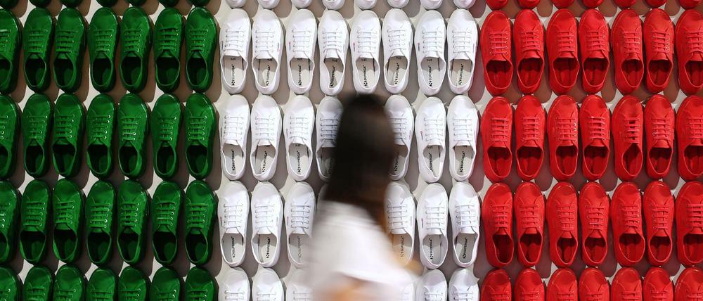 Schuhe in den Farben Italiens auf einer Messe in Berlin