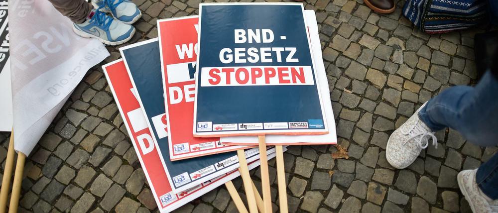 Der Bundestag hat ein neues BND-Gesetz verabschiedet. Zuvor hatte es Proteste gegeben.