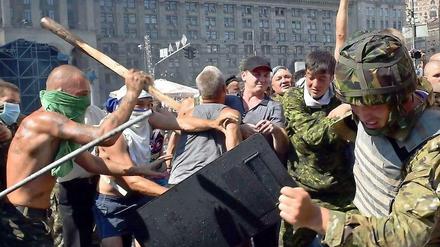 Demonstranten gegen Sicherheitskräfte auf dem Maidan in Kiew.
