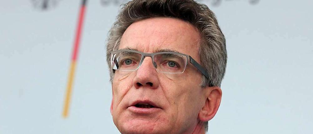 Verteidigungsminister Thomas de Maizière (CDU) werde "konstruktiv prüfen", ob deutsche Soldaten nach einem Sturz Gaddafis nach Libyen geschickt werden.