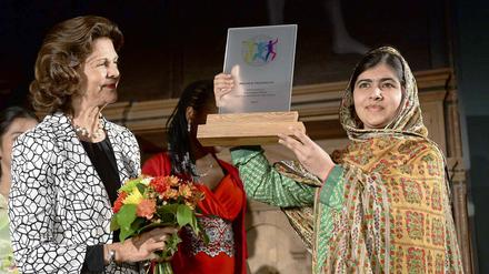 Malala Yousafzai erhielt den World's Children's Prize aus den Händen von Schwedens Königin Silvia.
