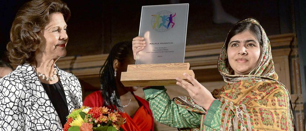 Malala Yousafzai erhielt den World's Children's Prize aus den Händen von Schwedens Königin Silvia.