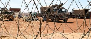 Ein Bundeswehr-Fahrzeug fährt über einen Weg in Mali. (Symbolbild)