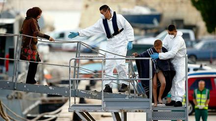 Flüchtlinge werden im maltesischen Valetta von einem Schiff gebracht, das sie am Freitag nach einem Schiffsunglück rettete.