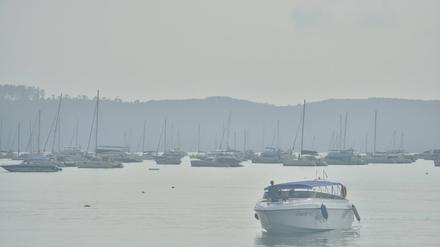 Rauchschwaden hüllen einen Hafen der thailändischen Insel Phuket ein.