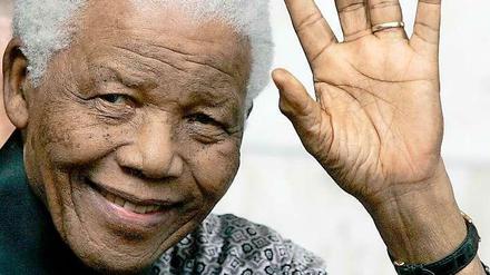 Nelson Mandela war einer der wichtigsten Anti-Apartheid-Kämpfer gegen die weltweite Unterdrückung der Schwarzen. Von 1994 bis 1999 war Mandela Präsident von Südafrika - als erster Schwarzer des Landes.