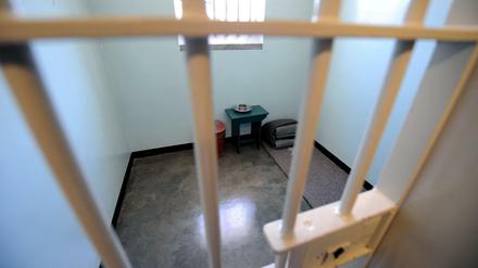 Nelson Mandelas Zelle auf der Gefängnisinsel Robben Island vor Kapstadt, Südafrika - kaum groß genug, um darin ausgestreckt zu schlafen.