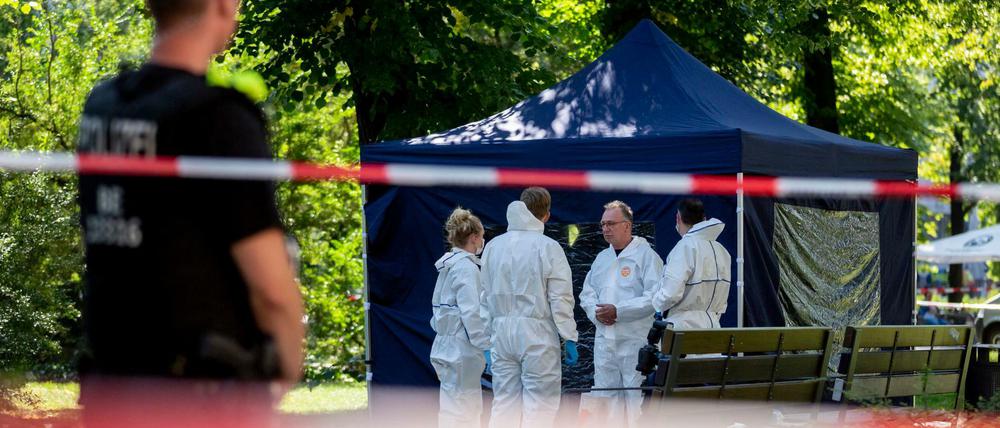 Beamte der Spurensicherung sichern in einem Faltpavillon Spuren am Tatort. In Berlin-Moabit soll ein Fahrradfahrer einen Mann erschossen haben. 