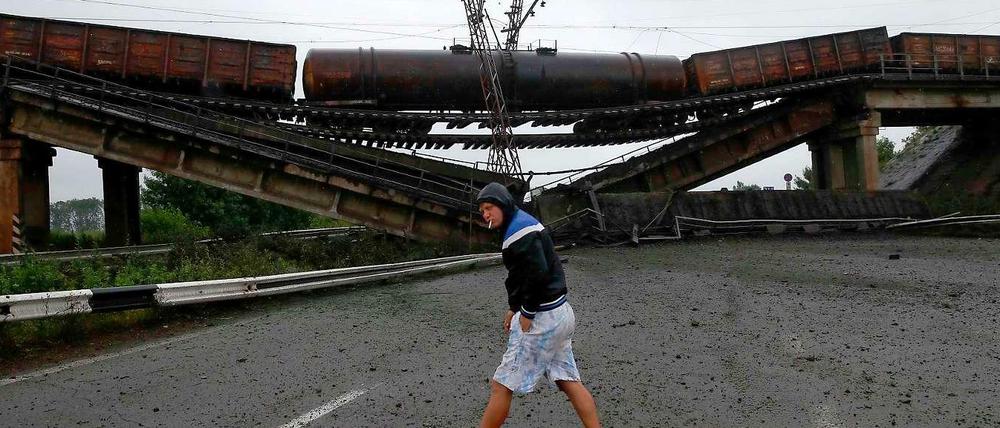 Völlig zerstört wurde diese Eisenbahnbrücke nördlich der Stadt Donezk bei Kämpfen zwischen Regierungstruppen und Separatisten.