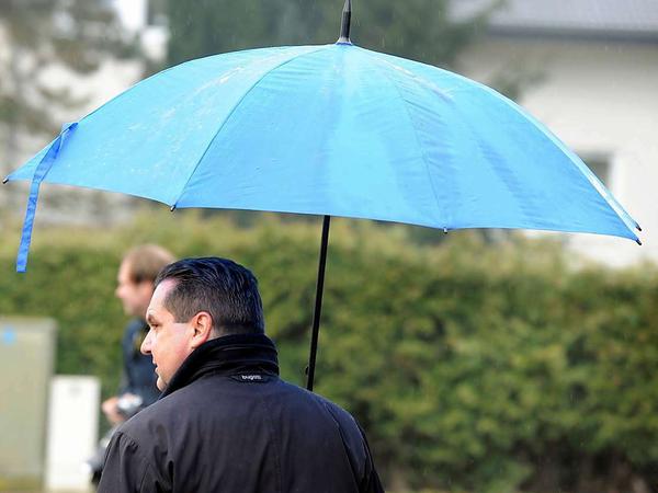 Vielleicht am Ende des Tages ein Symbolbild: Baden-Württembergs Ministerpräsident Stefan Mappus (CDU) im Regen auf dem Weg zum Wahllokal.