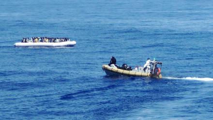 Alltag auf dem Mittelmeer: Das italienische Militär rettet Flüchtlinge auf völlig überfüllten, seeuntüchtigen Booten vor dem Ertrinken. Viel zu oft kommt die Hilfe zu spät. 